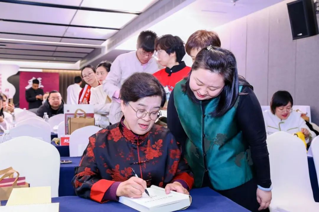 齐齐哈尔市中医医院中医经典科主任郎笑飞拜师全国名中医张佩青教授.jpg