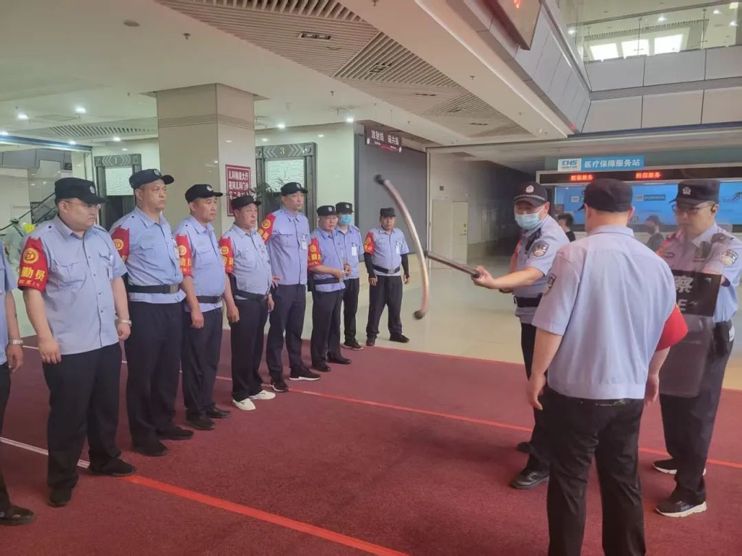以练筑防护平安 齐齐哈尔市中医医院联合龙沙公安分局驻中医医院南院警务室开展最小单元应急演练突发事件处置培训.jpg